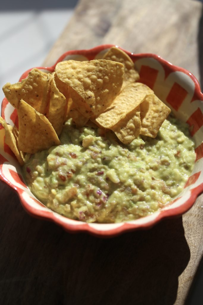 Tigela de guacamole com chips de milho